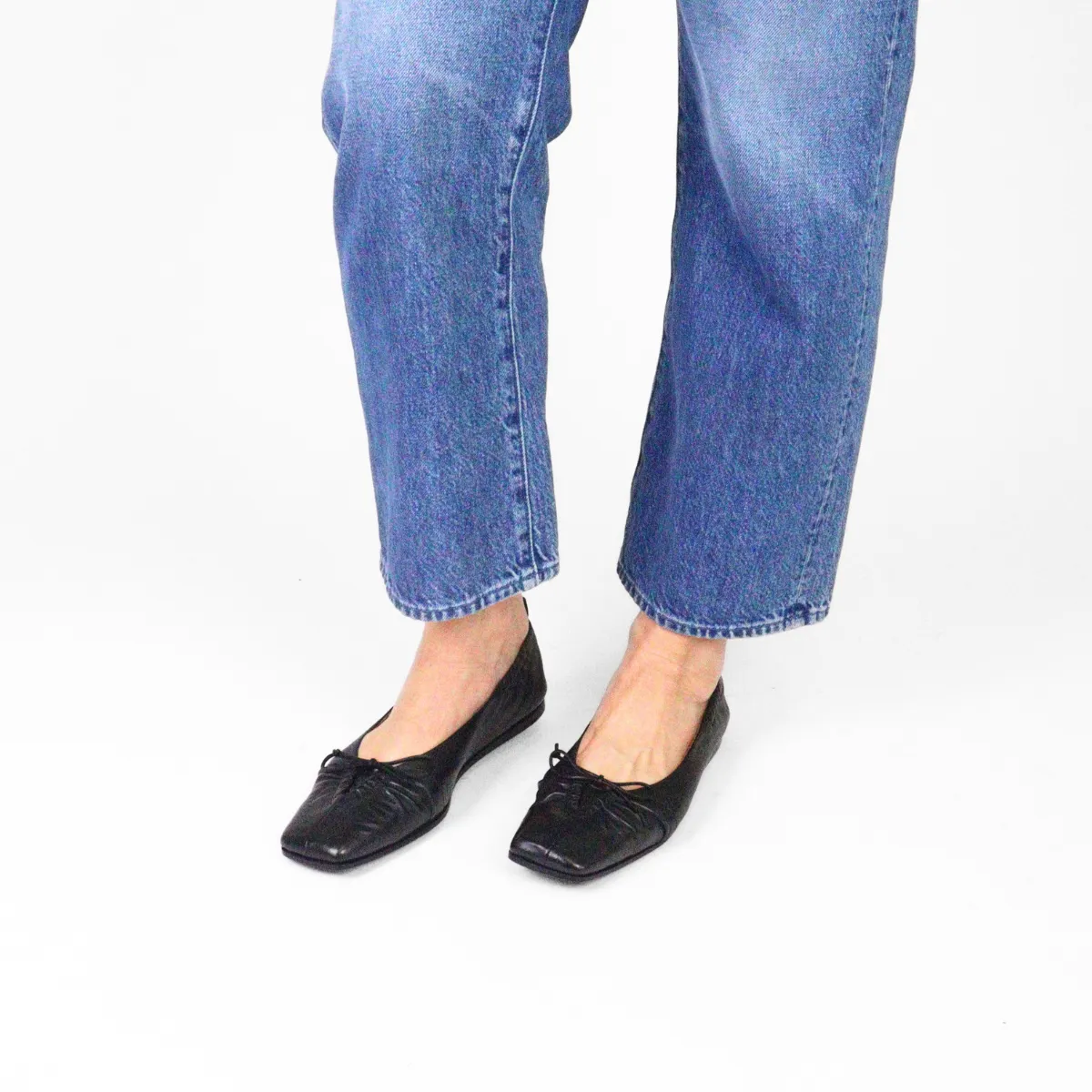 Bow Stitch Black Flat