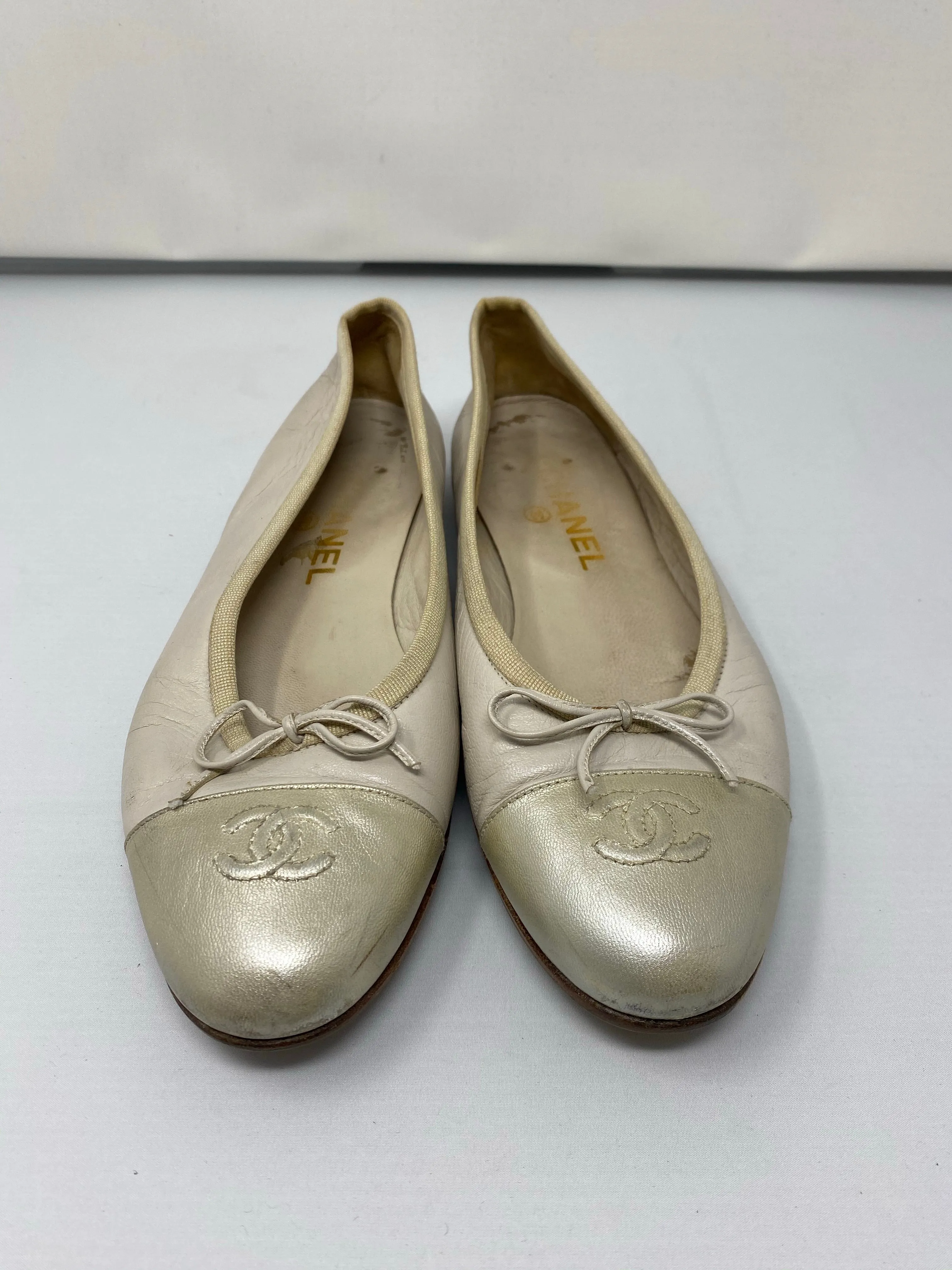 Chanel Cream Interlocking CC Ballet flat with metallic toe and Bow