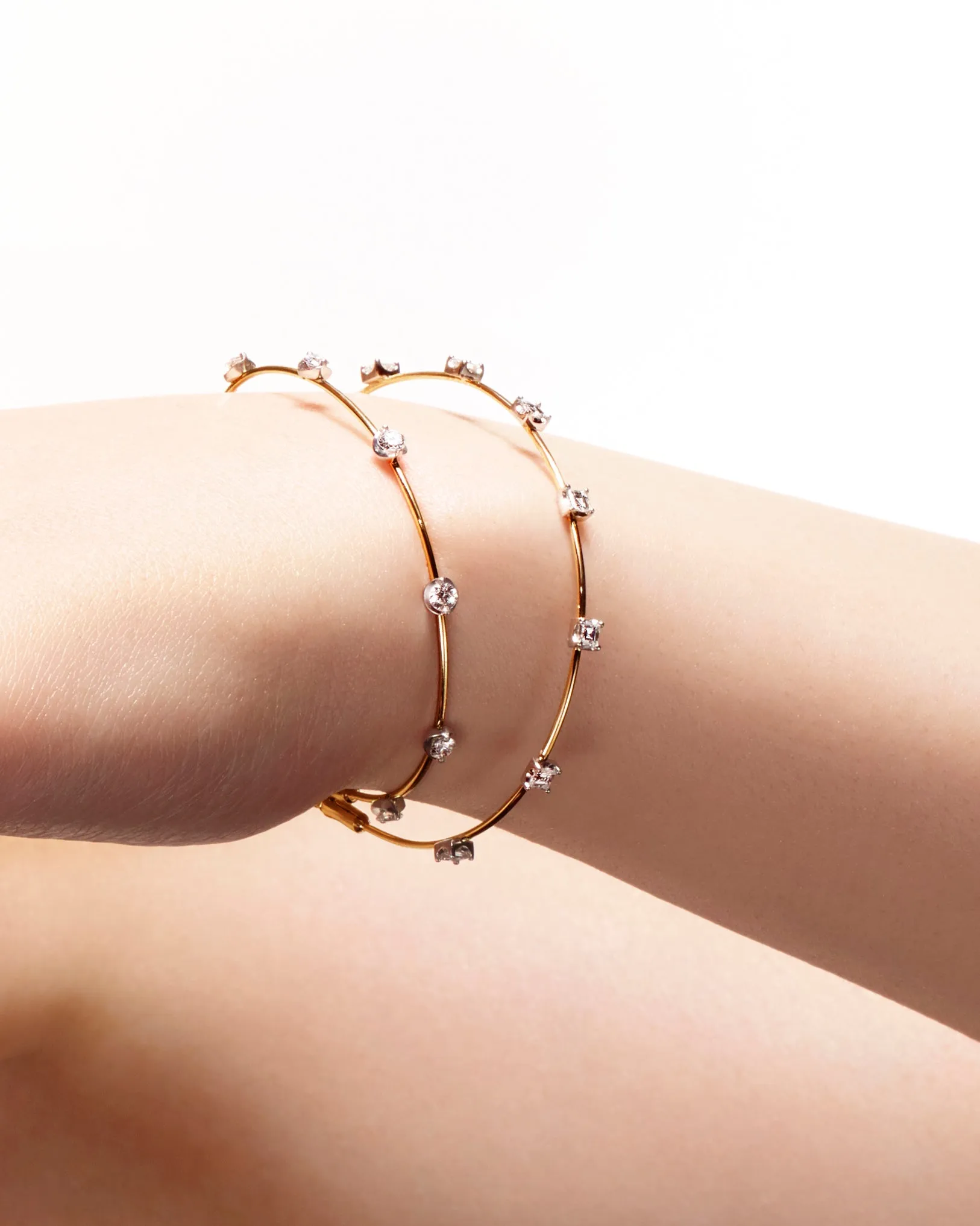 Floating Cuffs - Bracelet with round-shaped diamonds