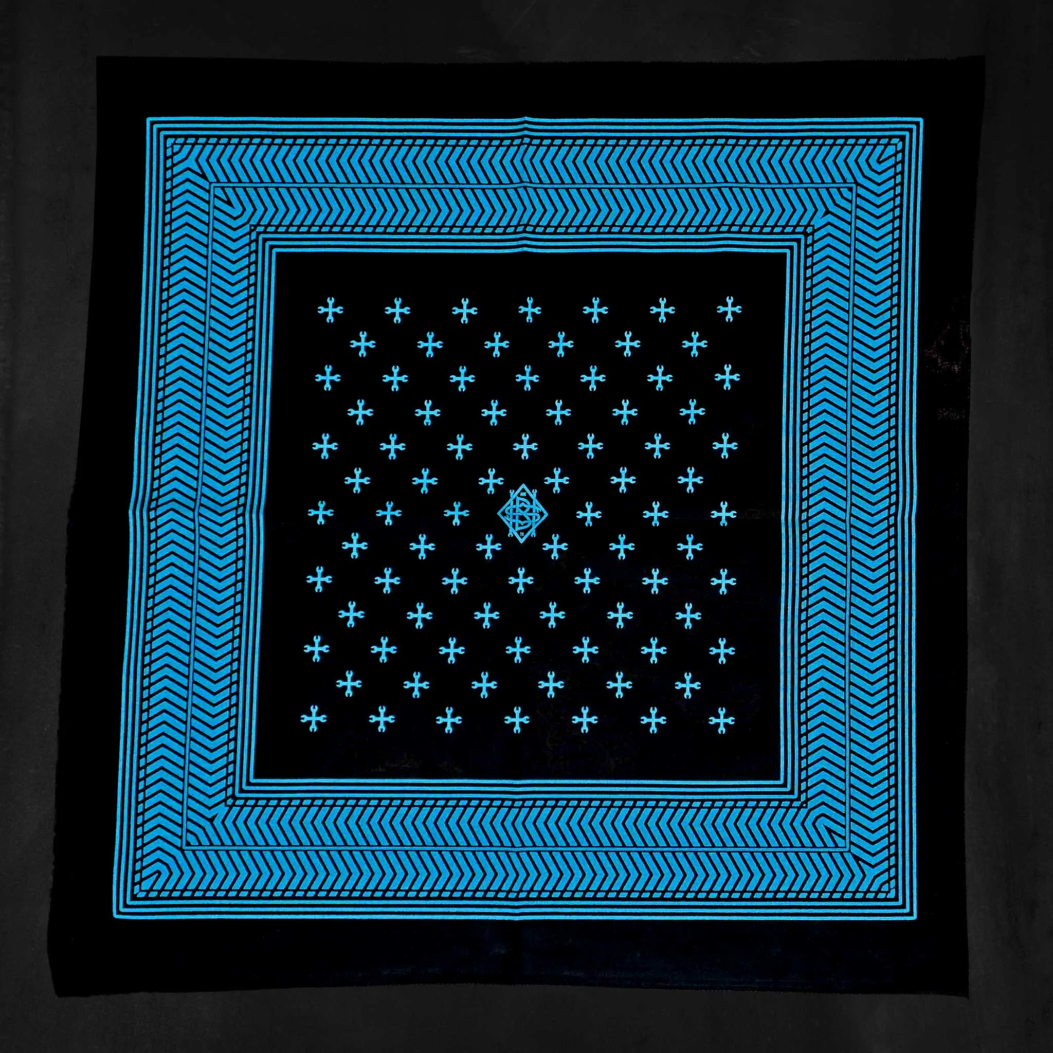 Handbuilt Show Cross Tread Bandana