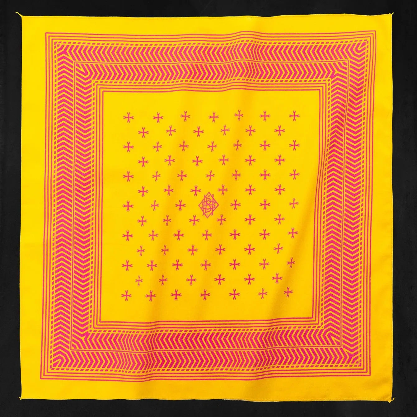 Handbuilt Show Cross Tread Bandana