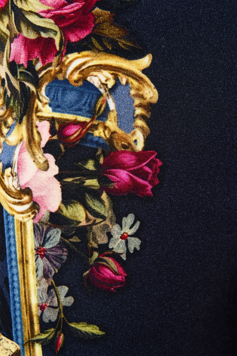 LEGGINGS ORNATE ON A PLATE