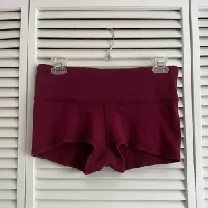Lululemon Boogie Short raspberry size 8 rare