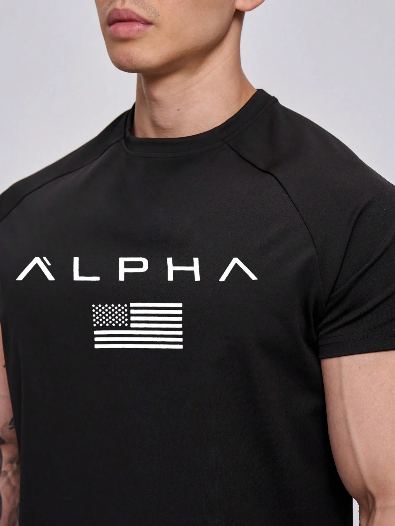 Men Flag & Letter Graphic Raglan Sleeve Sports Tee