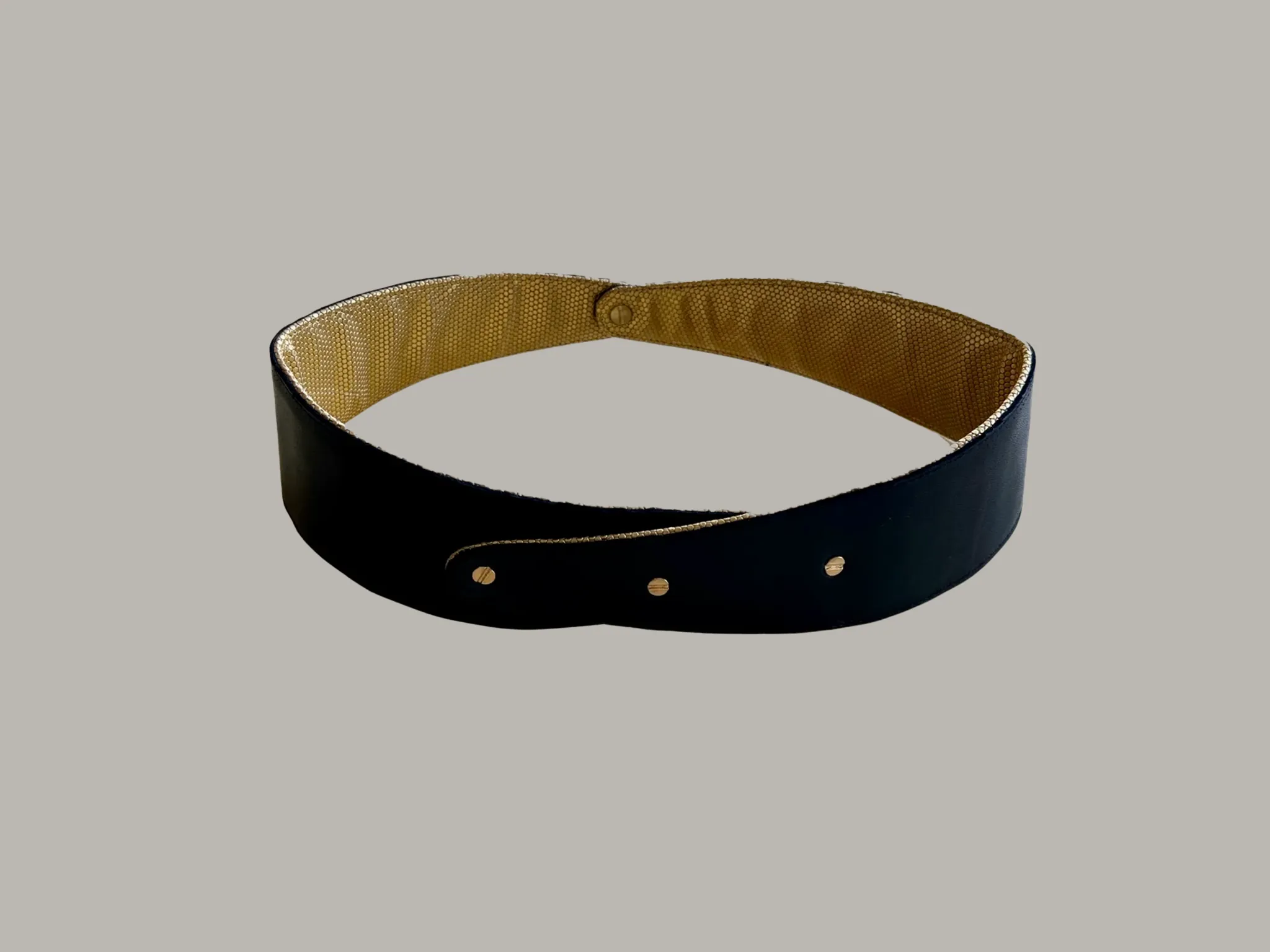 Reversible Crescent Belt in Gold Armour & Black Leather